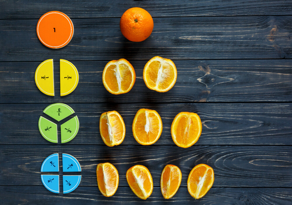  Когда ребенок только учится считать, старайтесь как можно чаще делать примеры наглядными. Фото: Chekyravaa/shutterstock.com 